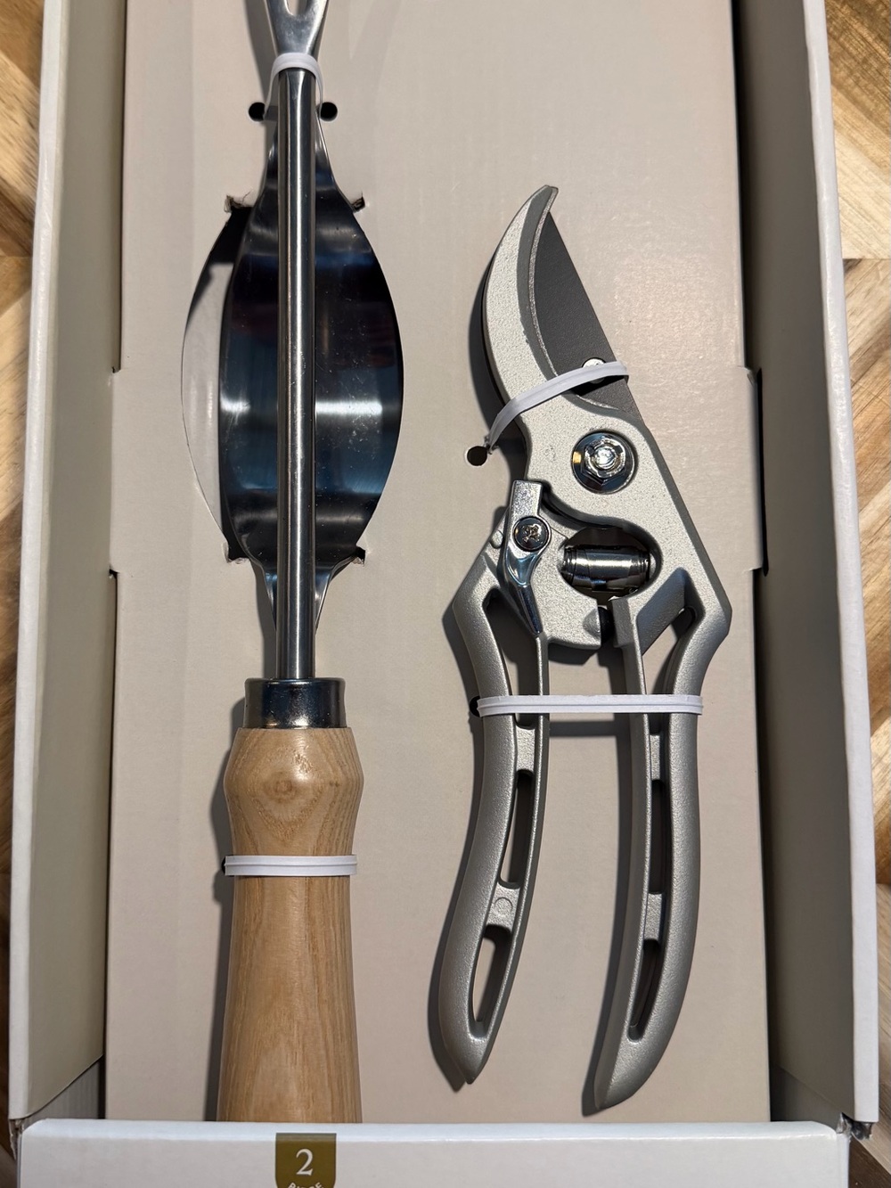 2pc trim gardening tool set
Includes a weeder and bypass pruner